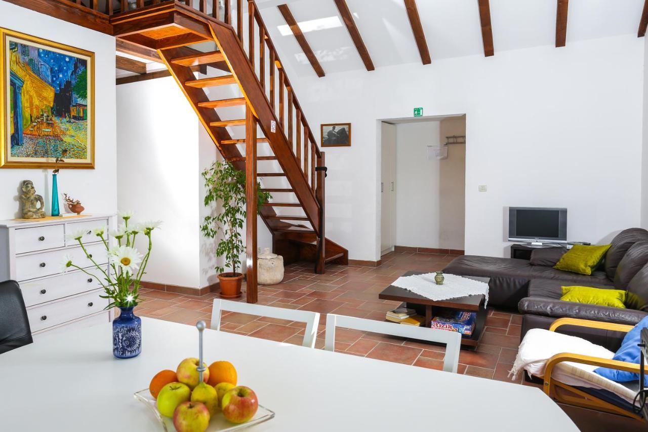 Spacious Apartment Lucia Prozura Bagian luar foto